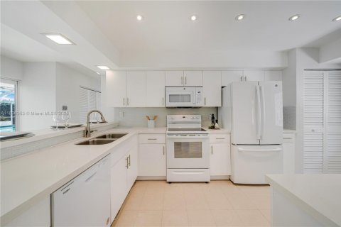 House in Key Biscayne, Florida 5 bedrooms, 336.31 sq.m. № 1948875 - photo 24