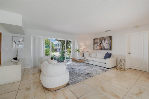 House in Key Biscayne, Florida 5 bedrooms, 336.31 sq.m. № 1948875 - photo 29