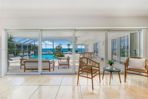 House in Key Biscayne, Florida 5 bedrooms, 336.31 sq.m. № 1948875 - photo 7