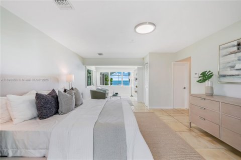 House in Key Biscayne, Florida 5 bedrooms, 336.31 sq.m. № 1948875 - photo 17