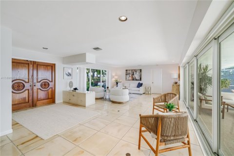 House in Key Biscayne, Florida 5 bedrooms, 336.31 sq.m. № 1948875 - photo 9