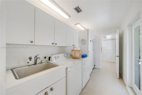 House in Key Biscayne, Florida 5 bedrooms, 336.31 sq.m. № 1948875 - photo 23