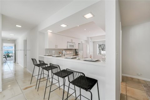 House in Key Biscayne, Florida 5 bedrooms, 336.31 sq.m. № 1948875 - photo 27