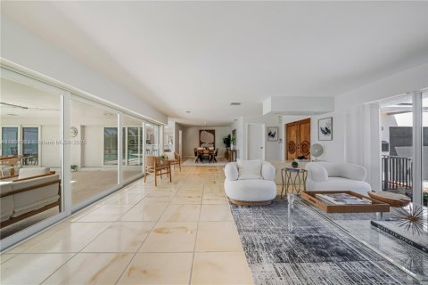 House in Key Biscayne, Florida 5 bedrooms, 336.31 sq.m. № 1948875 - photo 30