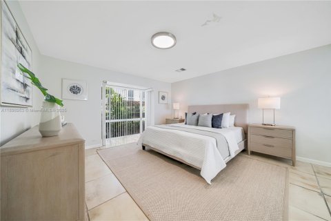 House in Key Biscayne, Florida 5 bedrooms, 336.31 sq.m. № 1948875 - photo 14