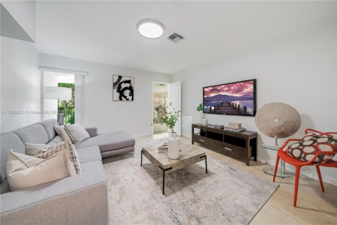 House in Key Biscayne, Florida 5 bedrooms, 336.31 sq.m. № 1948875 - photo 12
