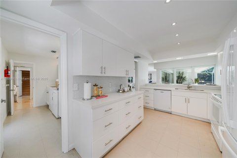 House in Key Biscayne, Florida 5 bedrooms, 336.31 sq.m. № 1948875 - photo 28