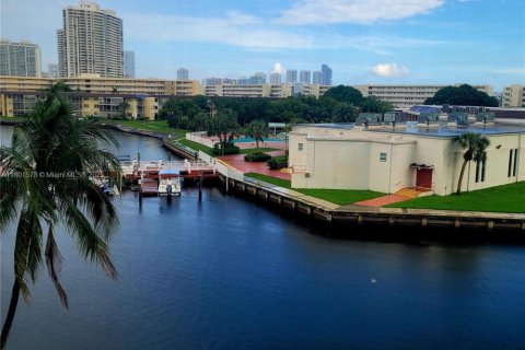Condominio en venta en Aventura, Florida, 2 dormitorios, 100.61 m2 № 1697629 - foto 24