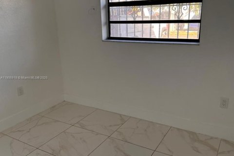 Снять в аренду виллу или дом в Хайалиа, Флорида 3 спальни, 102.56м2, № 1965495 - фото 5