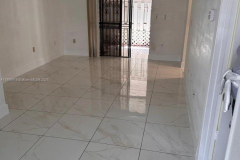 Снять в аренду виллу или дом в Хайалиа, Флорида 3 спальни, 102.56м2, № 1965495 - фото 1