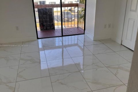 Снять в аренду виллу или дом в Хайалиа, Флорида 3 спальни, 102.56м2, № 1965495 - фото 9