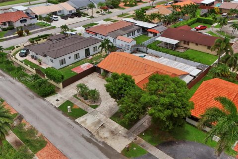 Villa ou maison à vendre à Miami, Floride: 4 chambres, 176.7 m2 № 1807036 - photo 4