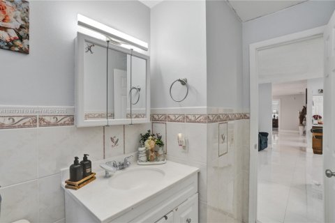 Villa ou maison à vendre à Miami, Floride: 4 chambres, 176.7 m2 № 1807036 - photo 21