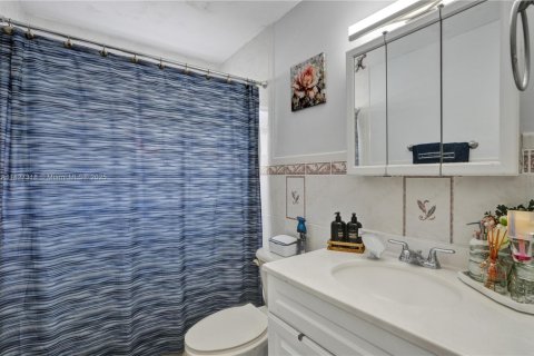 Villa ou maison à vendre à Miami, Floride: 4 chambres, 176.7 m2 № 1807036 - photo 22