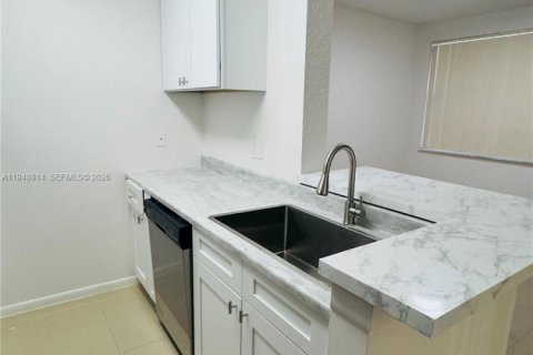 Снять в аренду кондоминиум в Окленд-Парк, Флорида 1 спальня, 78.41м2, № 2004708 - фото 4