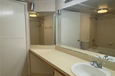 Снять в аренду кондоминиум в Окленд-Парк, Флорида 1 спальня, 78.41м2, № 2004708 - фото 10