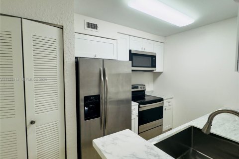 Снять в аренду кондоминиум в Окленд-Парк, Флорида 1 спальня, 78.41м2, № 2004708 - фото 3