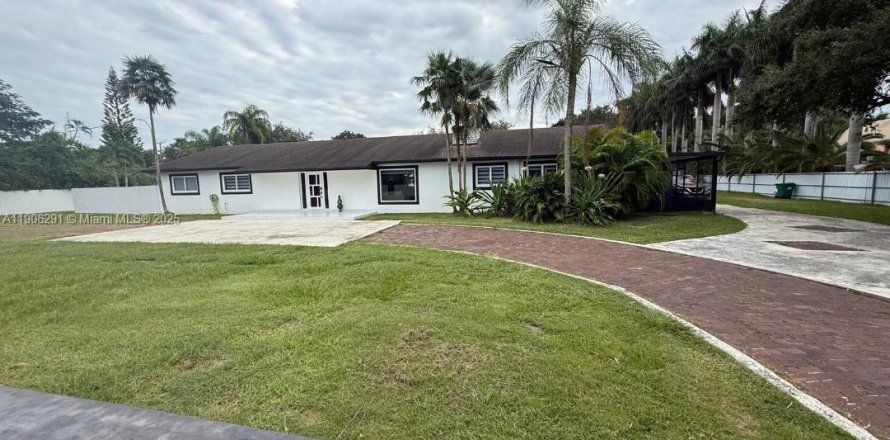 Casa en Miami, Florida 4 dormitorios, 233 m2 № 1963759