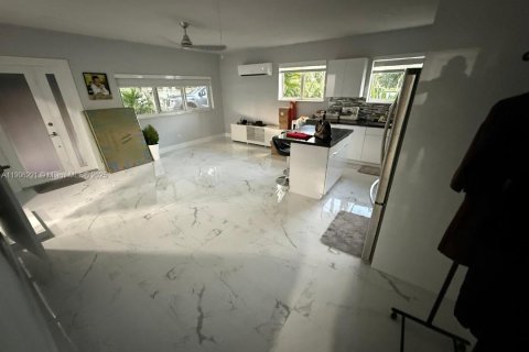 Casa en venta en Miami, Florida, 4 dormitorios, 233 m2 № 1963759 - foto 20