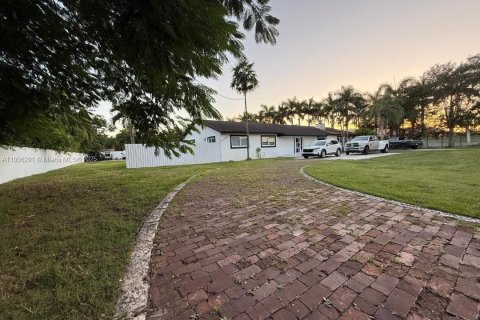Casa en venta en Miami, Florida, 4 dormitorios, 233 m2 № 1963759 - foto 3