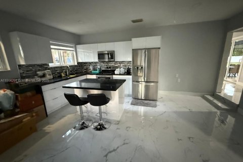 Casa en venta en Miami, Florida, 4 dormitorios, 233 m2 № 1963759 - foto 19