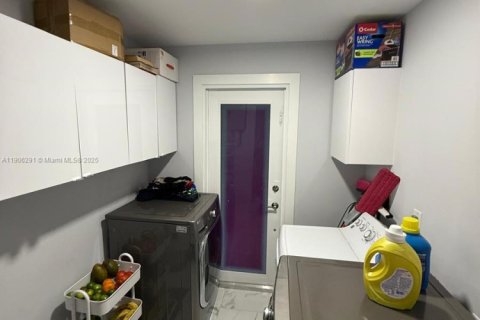 Casa en venta en Miami, Florida, 4 dormitorios, 233 m2 № 1963759 - foto 10