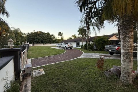 Casa en venta en Miami, Florida, 4 dormitorios, 233 m2 № 1963759 - foto 4