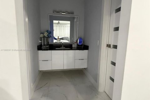 Casa en venta en Miami, Florida, 4 dormitorios, 233 m2 № 1963759 - foto 23