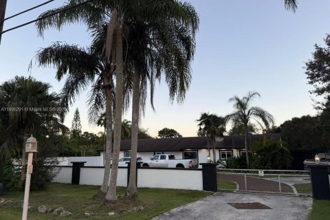 Casa en venta en Miami, Florida, 4 dormitorios, 233 m2 № 1963759 - foto 2