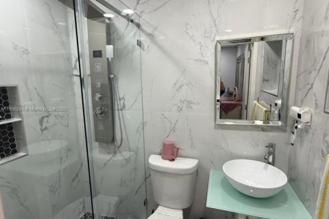 Casa en venta en Miami, Florida, 4 dormitorios, 233 m2 № 1963759 - foto 21