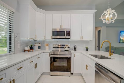 House in Lehigh Acres, Florida 3 bedrooms № 1850407 - photo 7