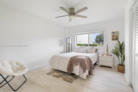 Condo in Lake Worth, Florida, 3 bedrooms № 1962091 - photo 19
