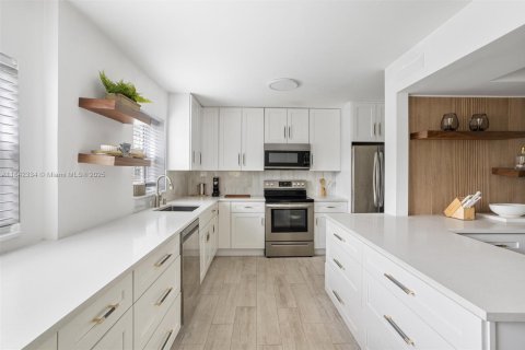 Condo in Lake Worth, Florida, 3 bedrooms № 1962091 - photo 9