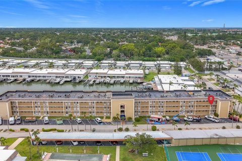 Condo in Saint Petersburg, Florida, 2 bedrooms  № 1751452 - photo 1