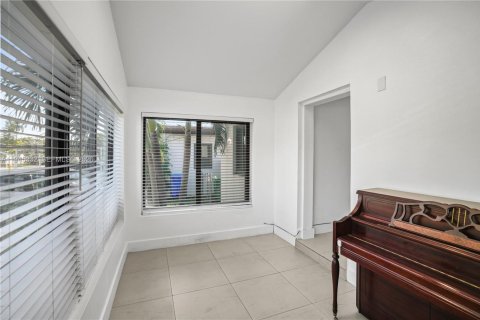 Casa en venta en Miami, Florida, 3 dormitorios № 2001975 - foto 14