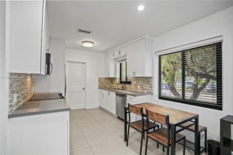 Casa en venta en Miami, Florida, 3 dormitorios № 2001975 - foto 5