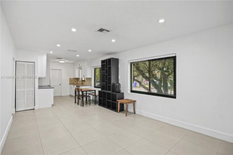 Casa en venta en Miami, Florida, 3 dormitorios № 2001975 - foto 3
