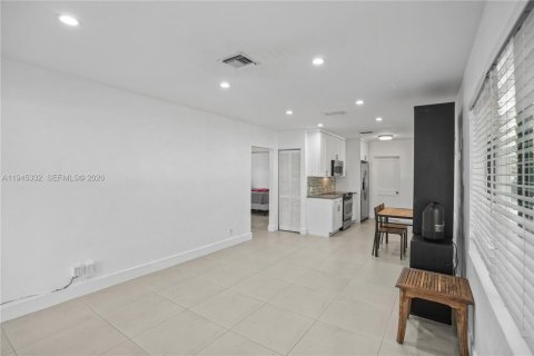 Casa en venta en Miami, Florida, 3 dormitorios № 2001975 - foto 4