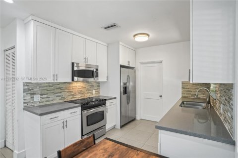 Casa en venta en Miami, Florida, 3 dormitorios № 2001975 - foto 8