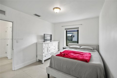 Casa en venta en Miami, Florida, 3 dormitorios № 2001975 - foto 12