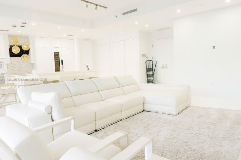 Condo in Miami, Florida, 2 bedrooms  № 1888827 - photo 7