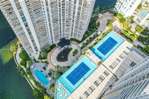 Condo in Miami, Florida, 2 bedrooms  № 1888827 - photo 1