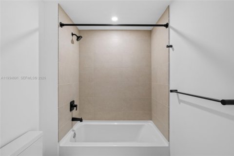Condo in Miami, Florida, 2 bedrooms  № 2262478 - photo 19