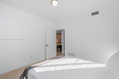 Condo in Miami, Florida, 2 bedrooms  № 2262478 - photo 17