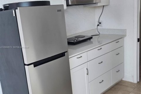 Commercial property in Miami, Florida 1 bedroom, 199.09 sq.m. № 2352695