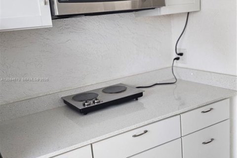 Commercial property in Miami, Florida 1 bedroom, 199.09 sq.m. № 2352695 - photo 2