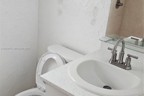 Commercial property in Miami, Florida 1 bedroom, 199.09 sq.m. № 2352695 - photo 7