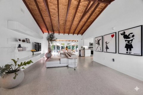 House in South Miami, Florida 3 bedrooms, 153.2 sq.m. № 2073444 - photo 13