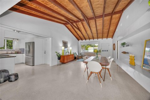 House in South Miami, Florida 3 bedrooms, 153.2 sq.m. № 2073444 - photo 12