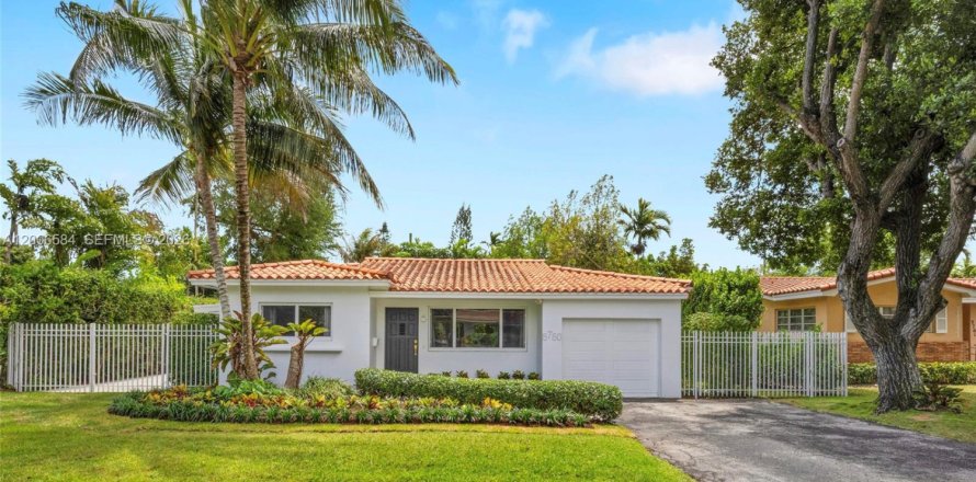 House in South Miami, Florida 3 bedrooms, 153.2 sq.m. № 2073444